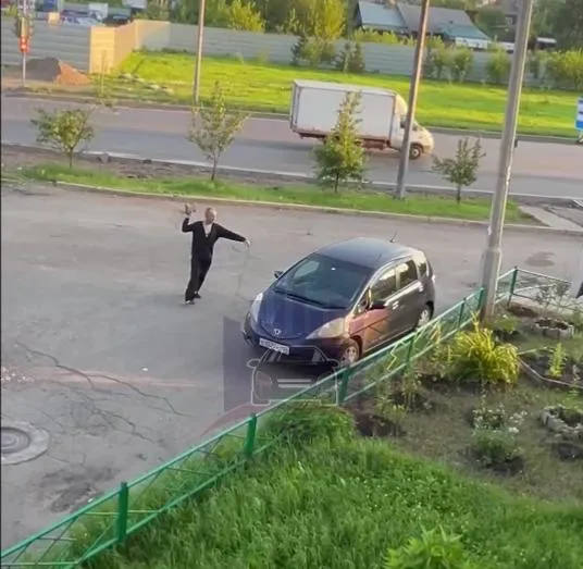 В Красноярске мужчина устроил погром во дворе и разбил машину