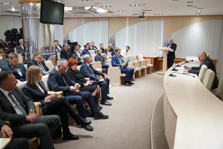 Мэр Красноярска Владислав Логинов обсудил готовность городских служб к новогодним праздникам