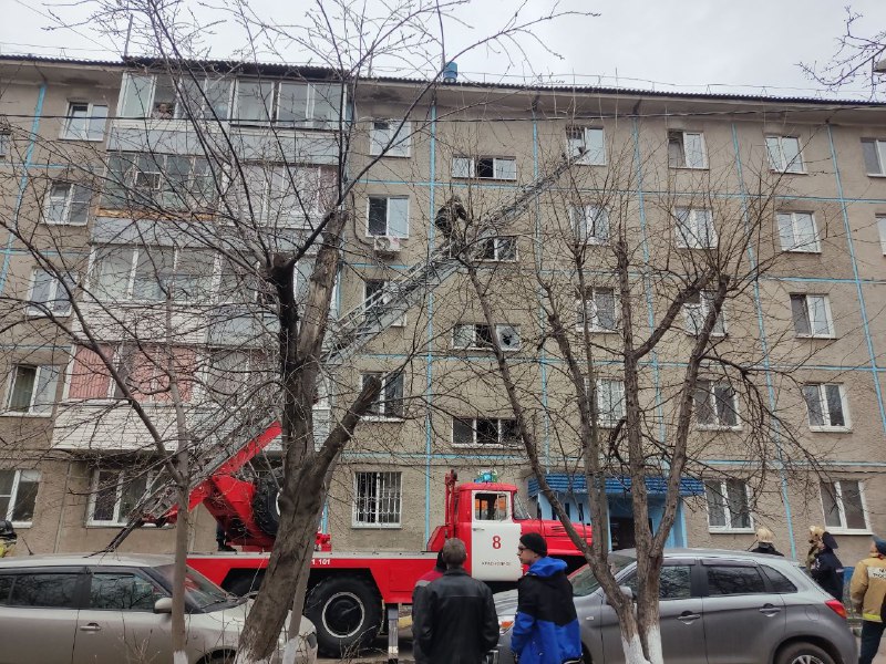 В Красноярске загорелся жилой пятиэтажный дом на улице Щорса, 51