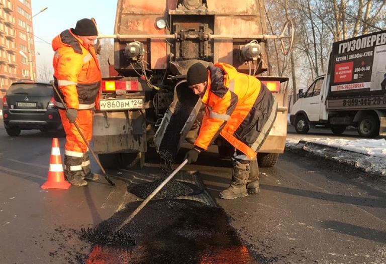 Главные магистрали Красноярска в минусовые температуры ремонтировали «литым» асфальтом