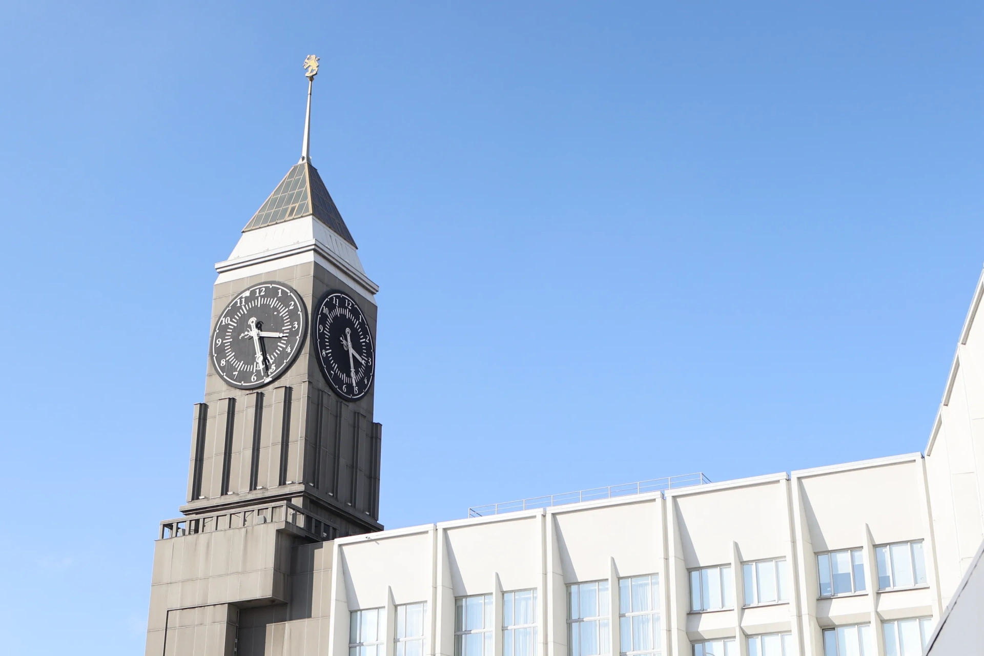 Главные городские часы Красноярска в честь 8 Марта сменили мелодию