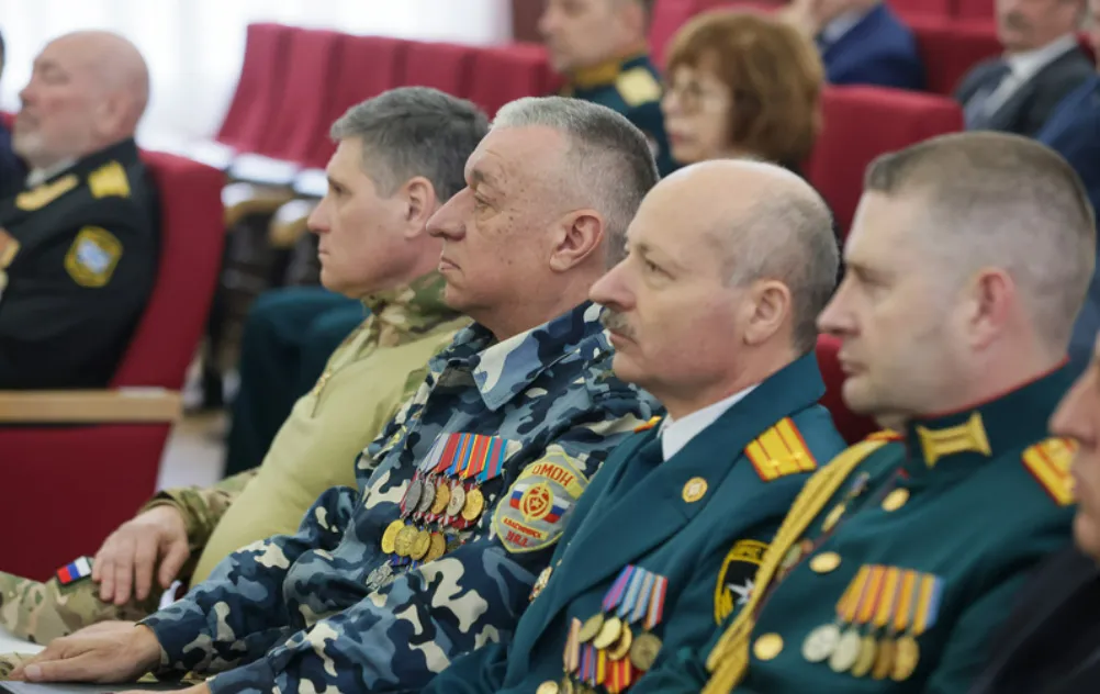 Жителям Красноярского края вручили государственные и краевые награды в канун Дня защитника Отечества