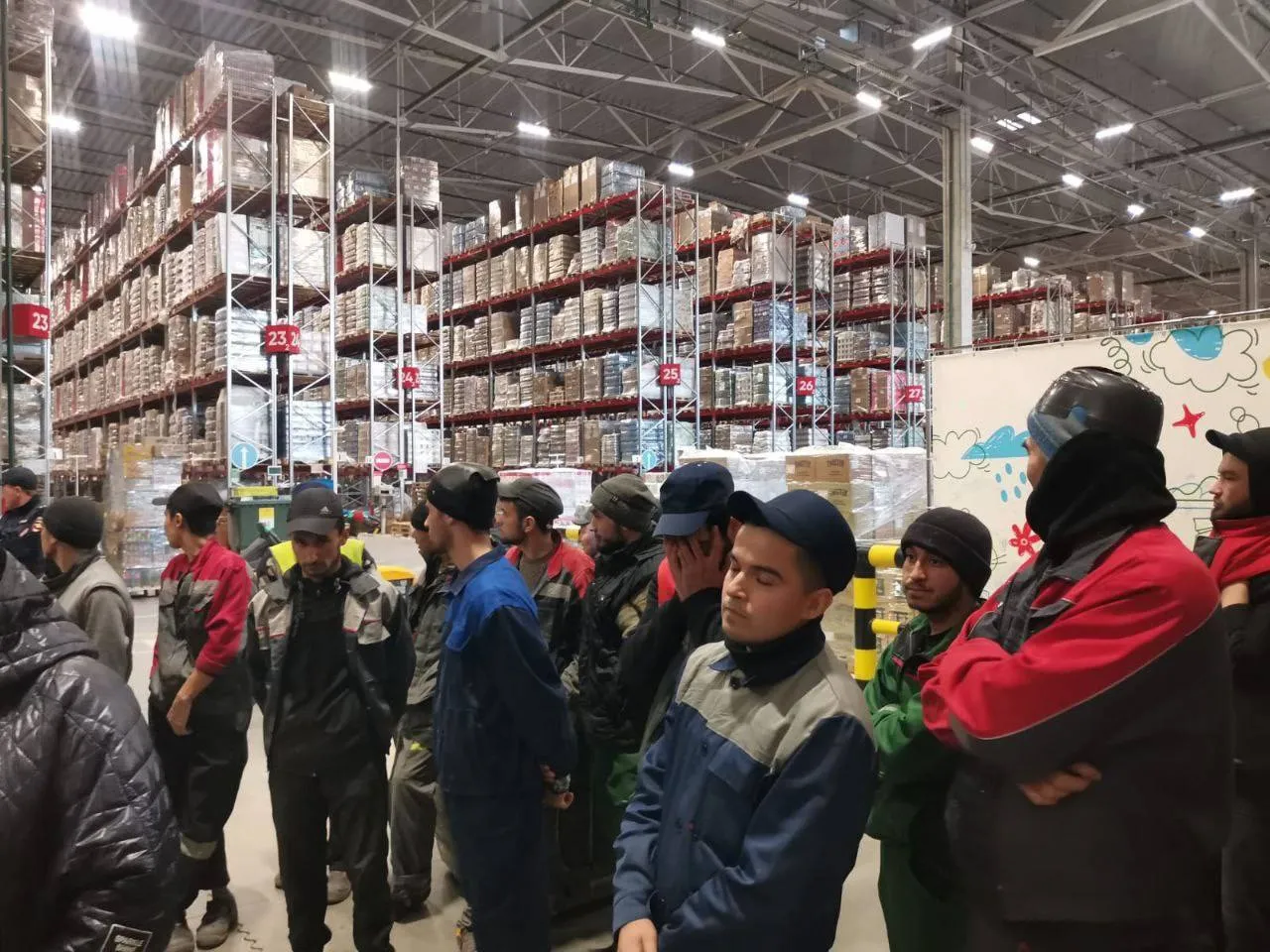 Под Красноярском на складе крупного продуктового магазина нашли незаконных мигрантов