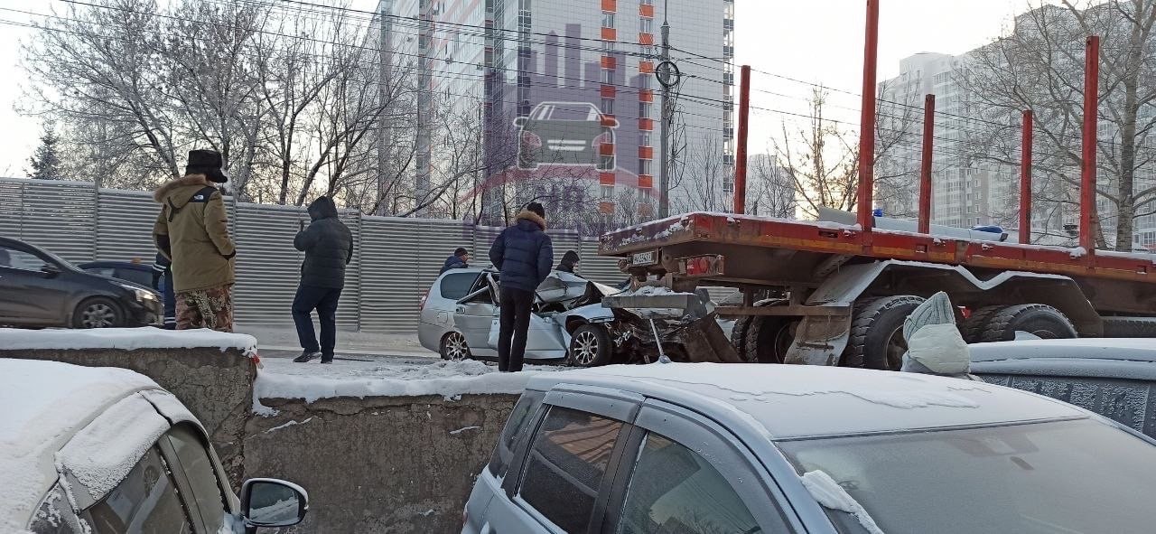 В Красноярске на Лесопарковой в ДТП с грузовиком погиб водитель Lada Priora