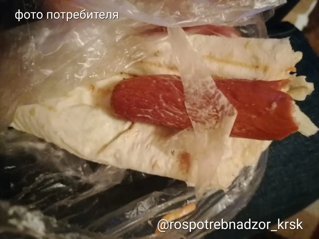 Красноярка пожаловалась на кафе из-за неснятой с сосиски оболочки