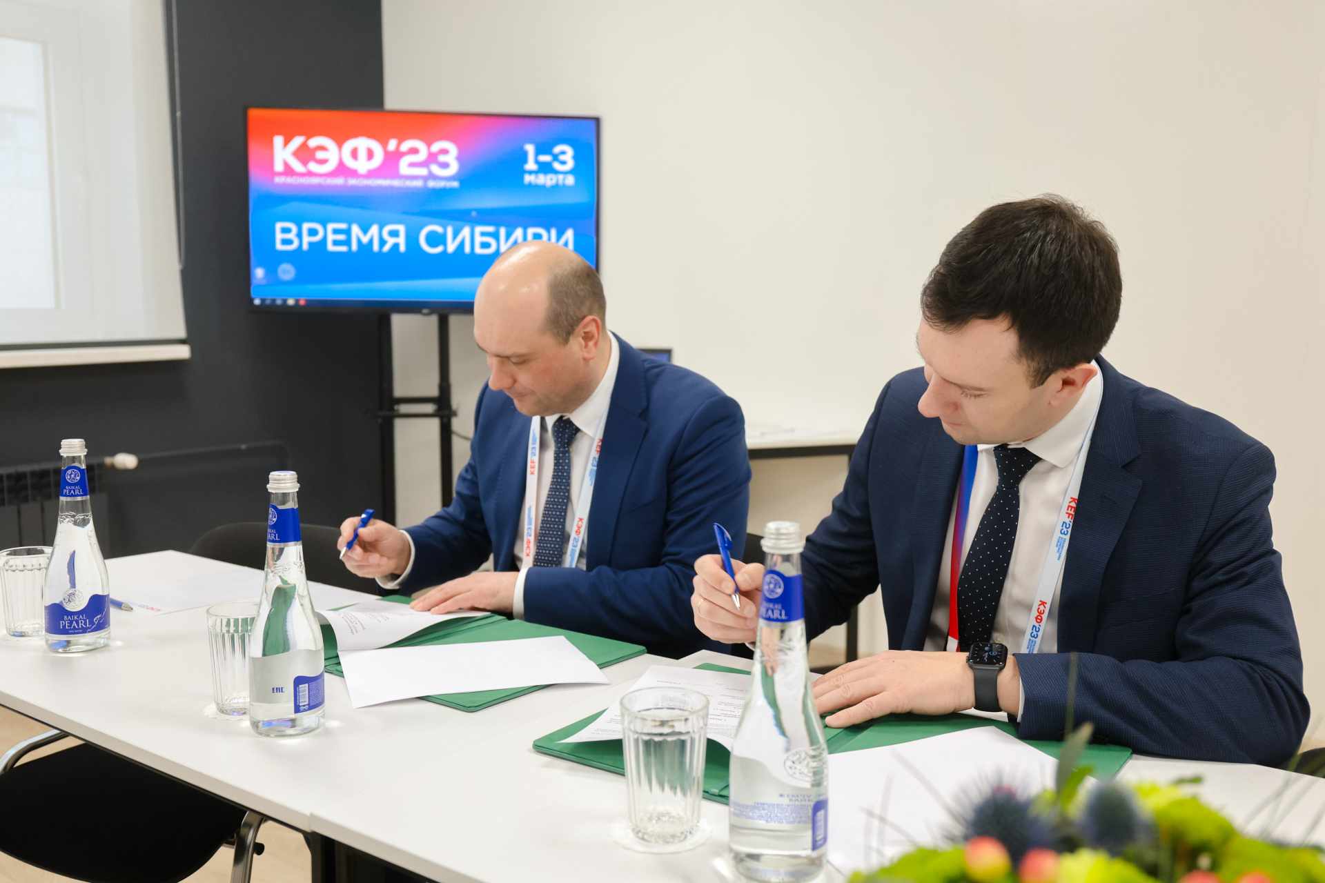 Красноярский завод синтетического каучука и Сбербанк подписали на КЭФ соглашение о сотрудничестве