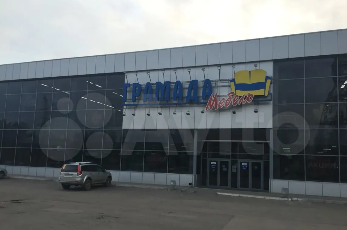 В Красноярске за 150 млн продают здание бывшего мебельного магазина «Грамада» на Красрабе
