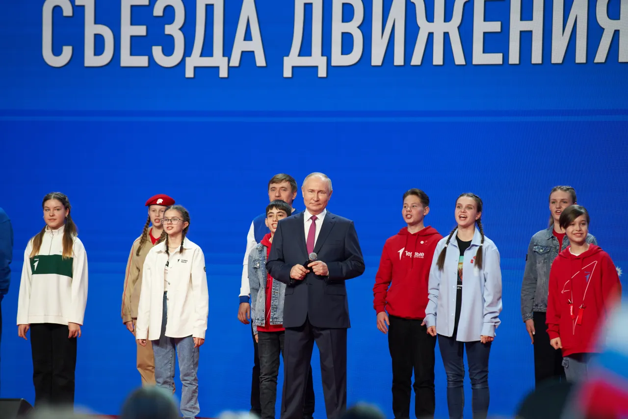Красноярская школьница исполнила гимн с президентом Владимиром Путиным