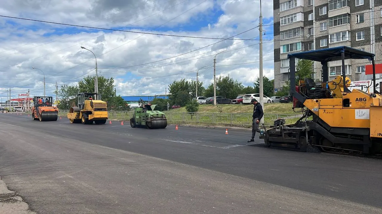 В Красноярске меняют асфальт на участке улицы Водопьянова