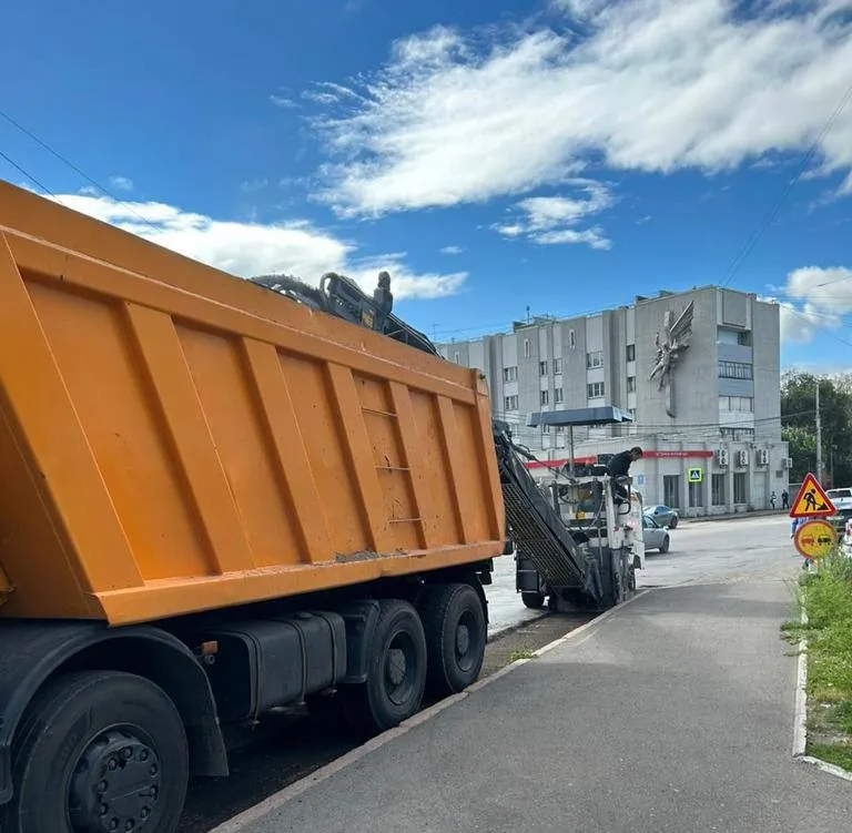 В Красноярске на улице Гладкова снимают старый асфальт