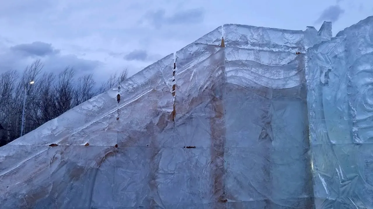 Ледовый городок на острове Татышев в Красноярске закрывают из-за потепления