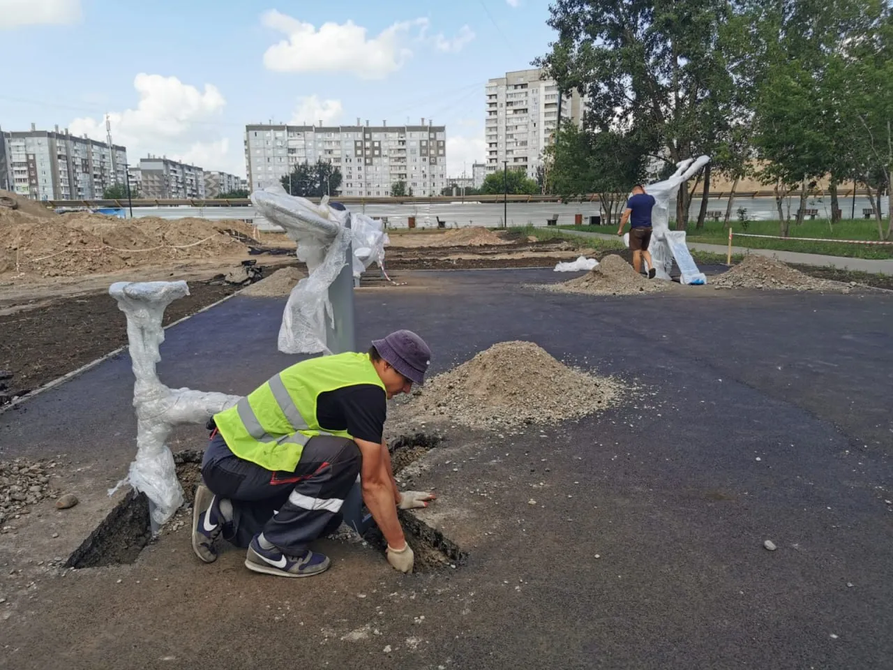 В Красноярске устанавливают дополнительные тренажеры на месте бывшего Казачьего рынка
