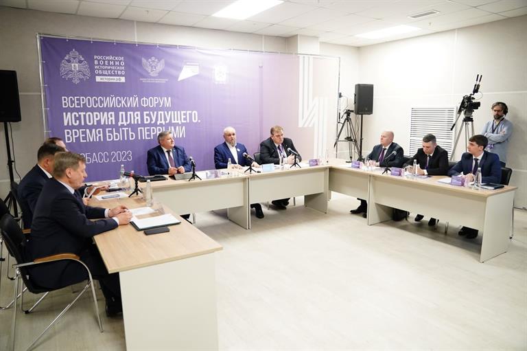 Мэр Владислав Логинов встретился с главами «Городов трудовой доблести»