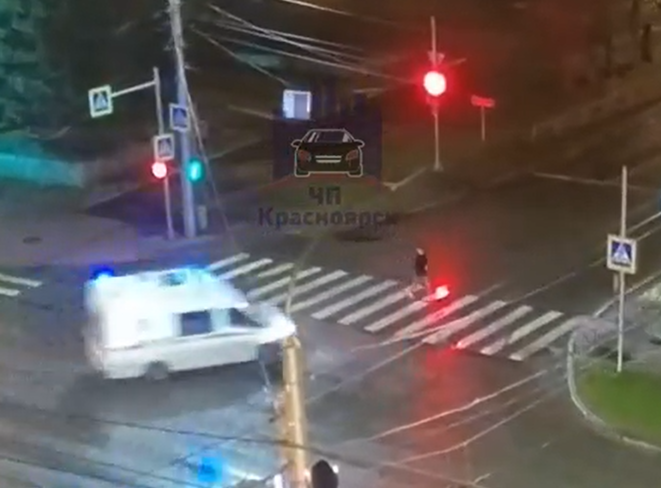 В Красноярске на Высотной машина скорой помощи сбила пешехода
