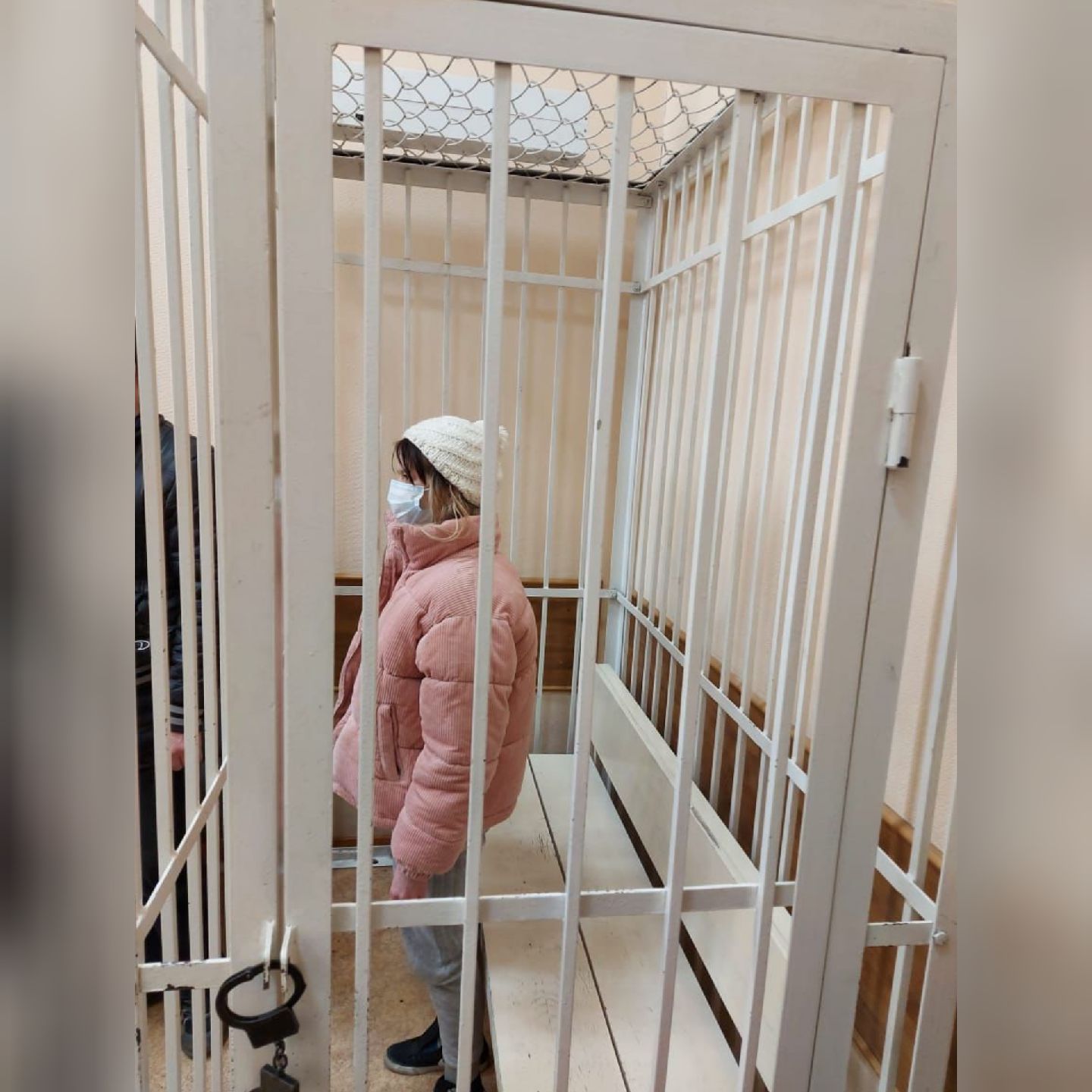 Стрелявшую в детсаду Красноярска девушку суд арестовал на 2 месяца