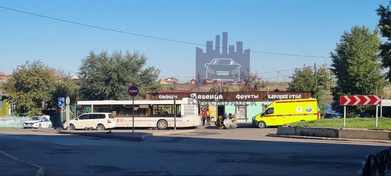 В Красноярске 41-летний мужчина на квадроцикле врезался в автобус