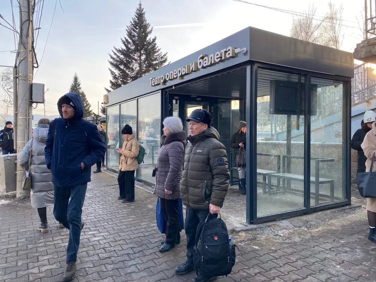 В Красноярске завершают монтаж теплых остановок