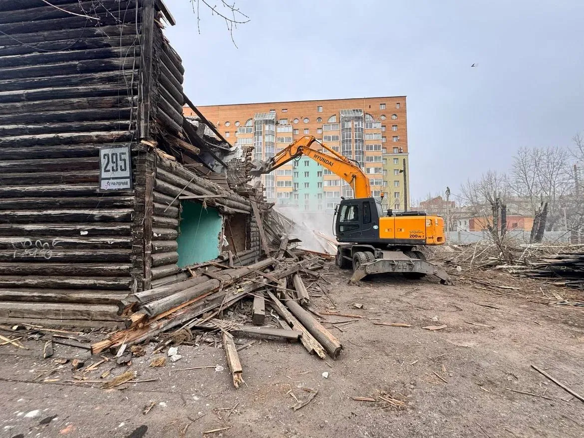 На ул. Семафорной в Красноярске сносят ещё один барак по программе КРТ
