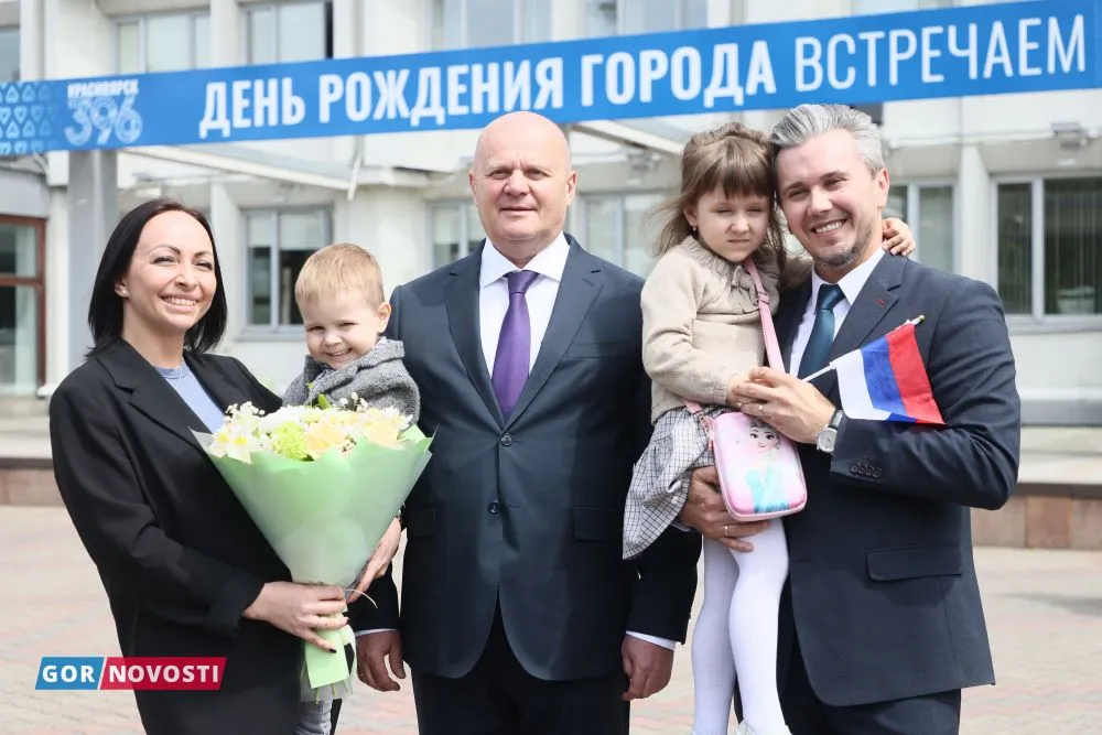 Торжественное поднятие флага.
Дмитрий Шабалин