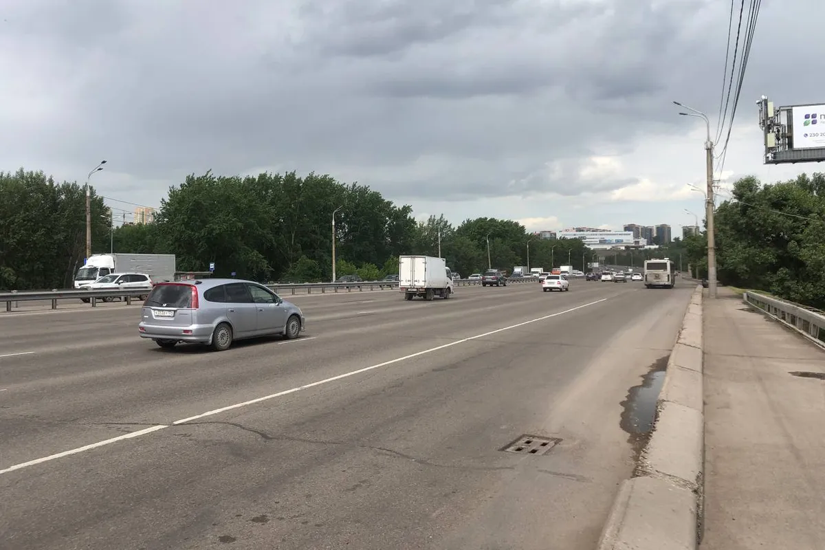 В Красноярске 1 июля временно запретят остановку и стоянку на Октябрьском мосту