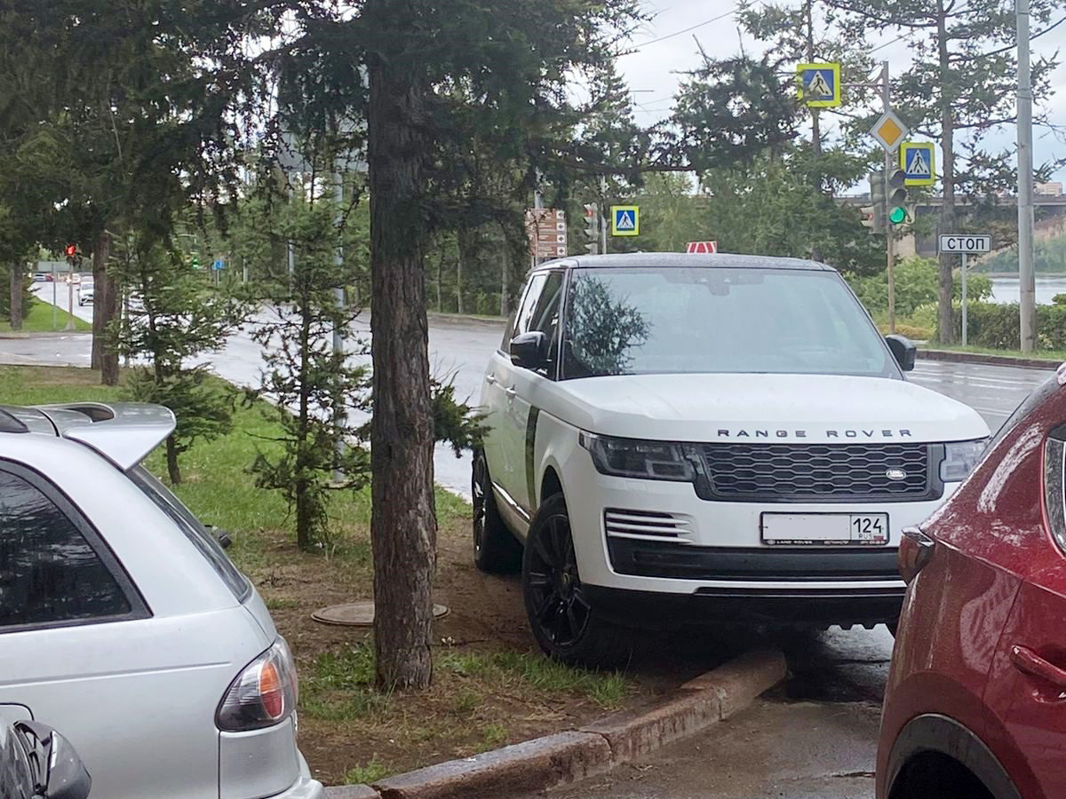 Красноярцев просят сообщать о парковке автомобилистов на газонах
