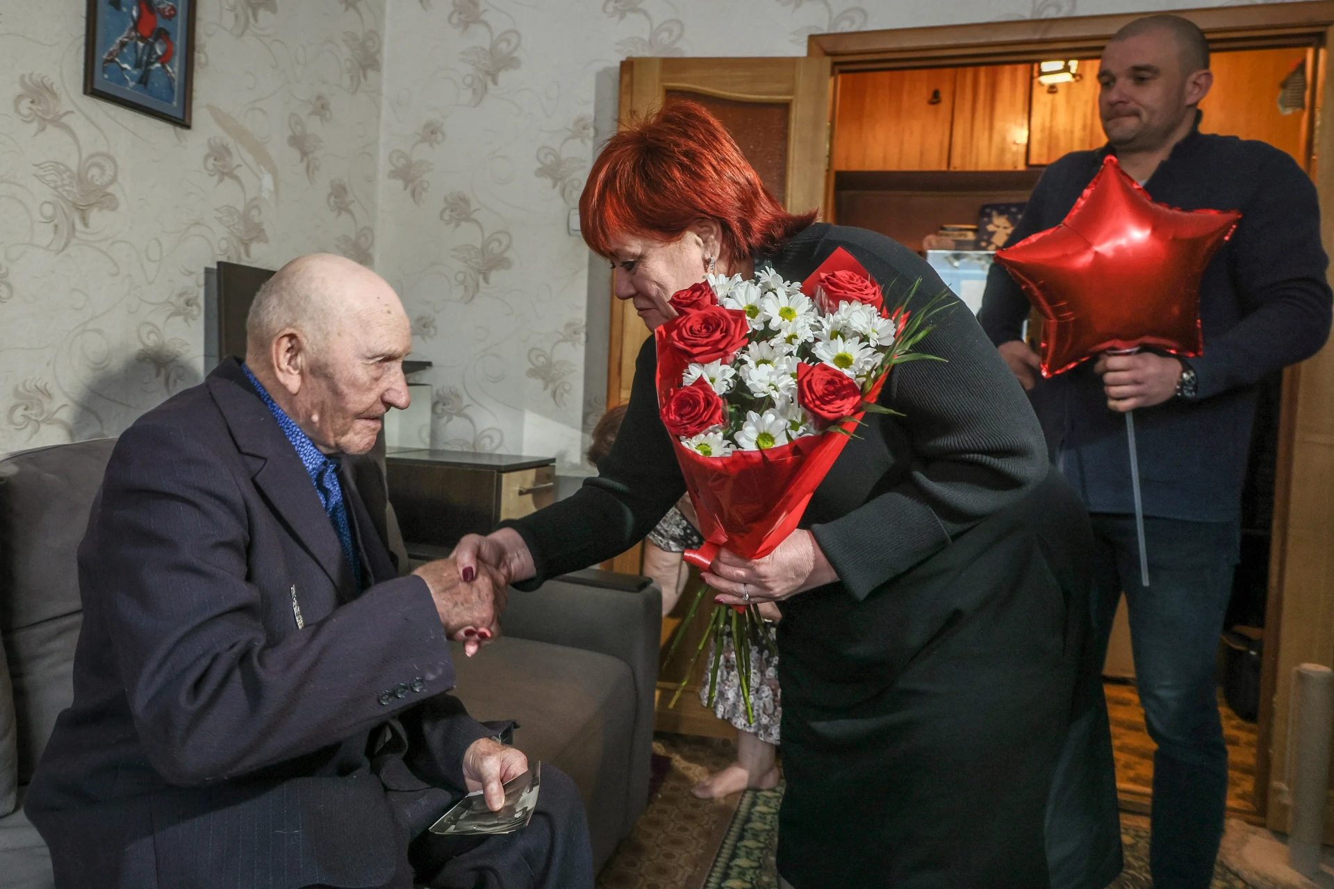В Красноярске с 98-летием поздравили ветерана Великой Отечественной войны