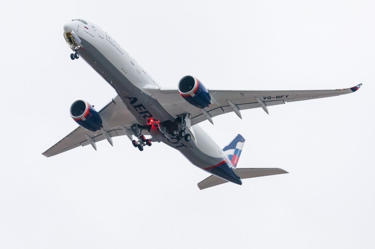 В летевший из Красноярска в Новосибирск самолет A-320 ударила молния