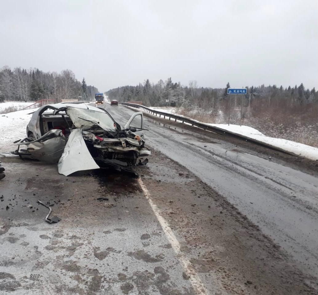 Под Красноярском в ДТП с грузовиком погиб пассажир легкового автомобиля