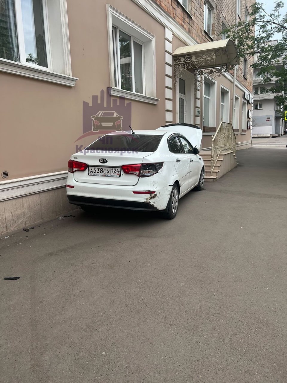 В Красноярске водитель выезжала с парковки и врезалась в дом на Мира