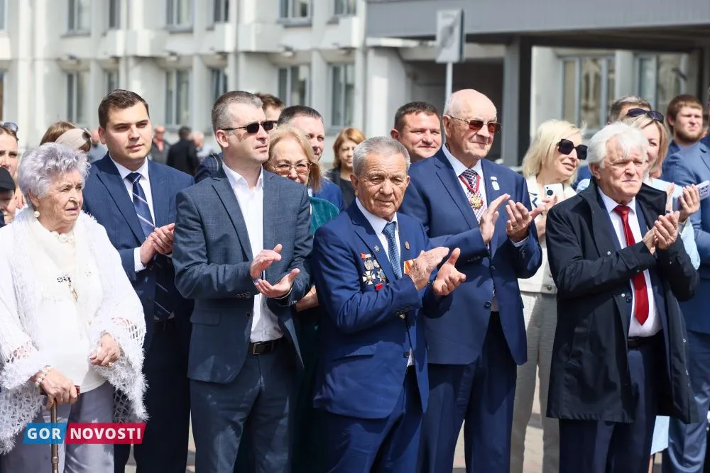 Торжественное поднятие флага.
Дмитрий Шабалин