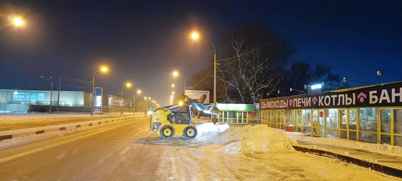 В Красноярске ночью убрали 8062 кубометра снега