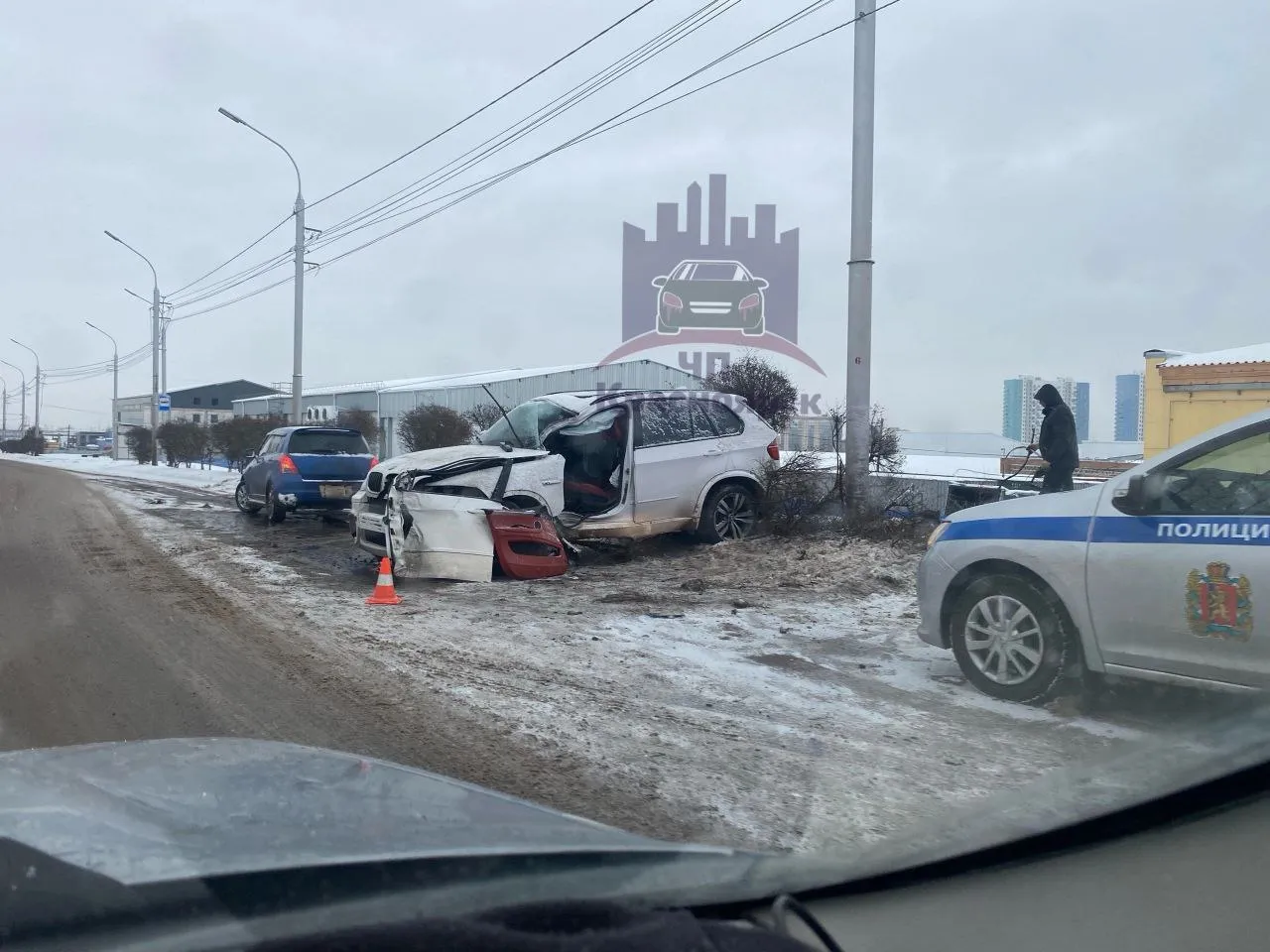 В Красноярске водитель БМВ не справился с управлением и врезался в столб