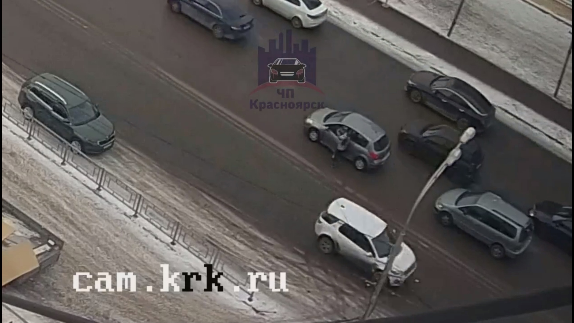 В Красноярске две автомобилистки устроили разборки прямо посреди дороги