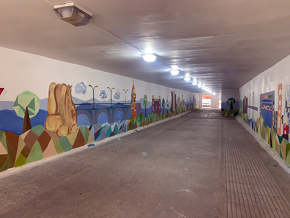 Школьники раскрасили подземный переход на Авиаторов