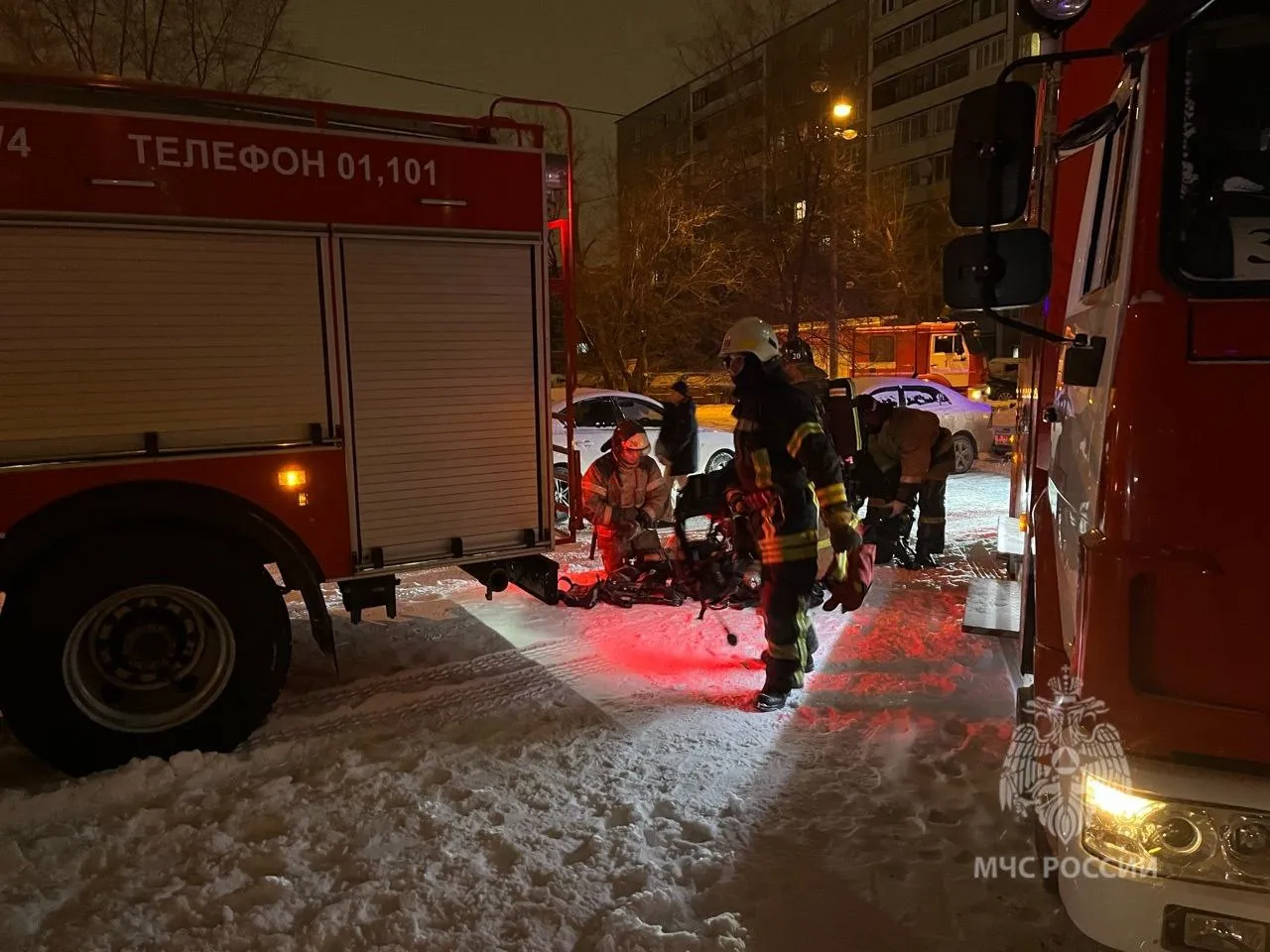 В Красноярске в ночном пожаре пострадали трое взрослых и один грудничок