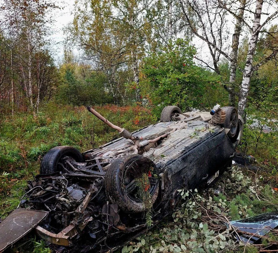 На трассе Красноярского края в аварии с опрокидыванием погиб 20-летний парень