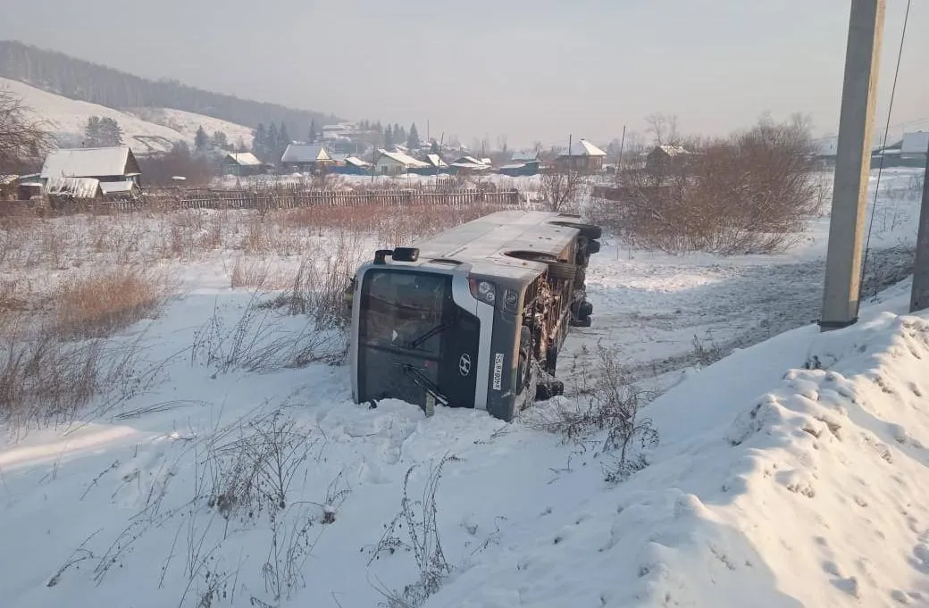В Красноярском крае рейсовый автобус вылетел в кювет