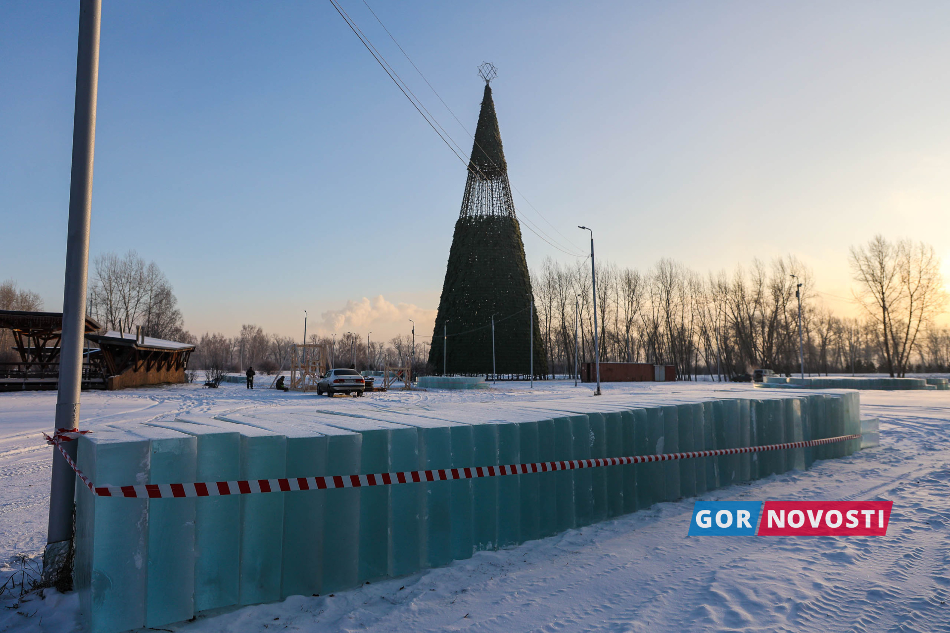 В Красноярске заливают каток и устанавливают елку в Татышев-парке