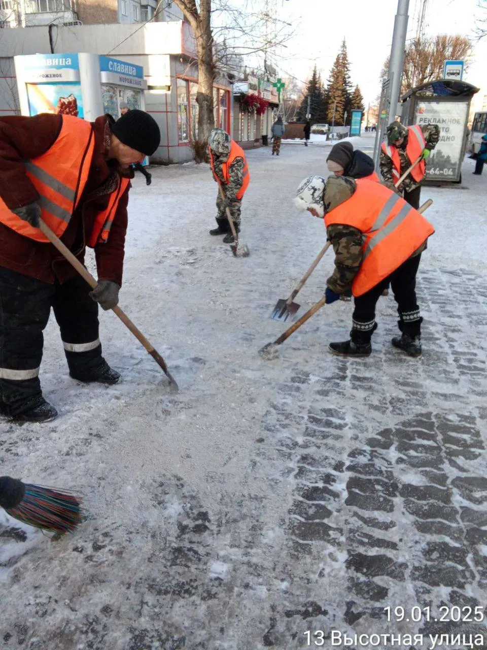 Сотни дорожных рабочих проводят уборку Красноярска