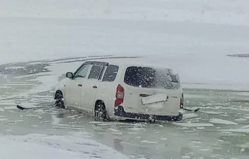 На Красноярском водохранилище под лед провалилась машина
