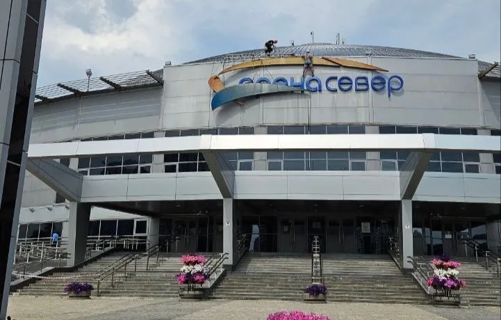 В Красноярске меняют центральную вывеску на «Арене. Север»