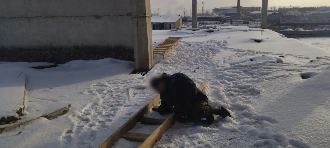 В Красноярском крае 56-летний мужчина сорвался вниз во время ремонта кровли