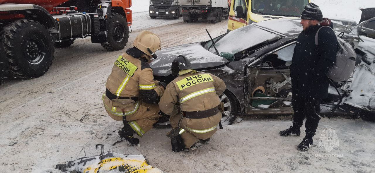 В Красноярском крае три человека пострадали в ДТП с грузовиком