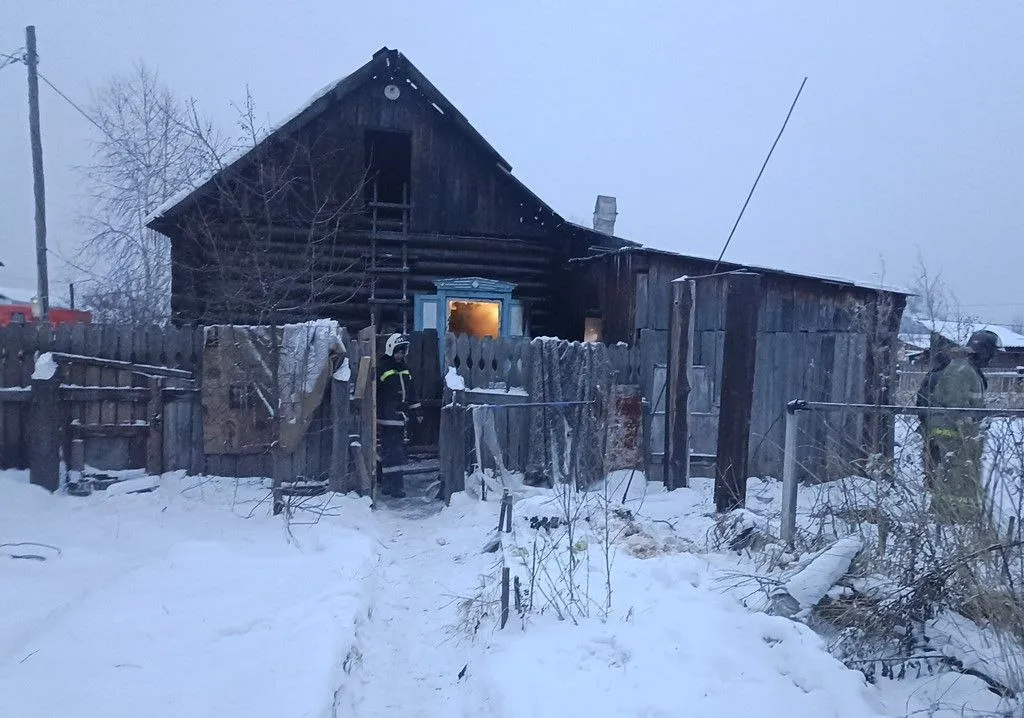 В Красноярском крае во время пожара в частном доме погиб 18-летний парень