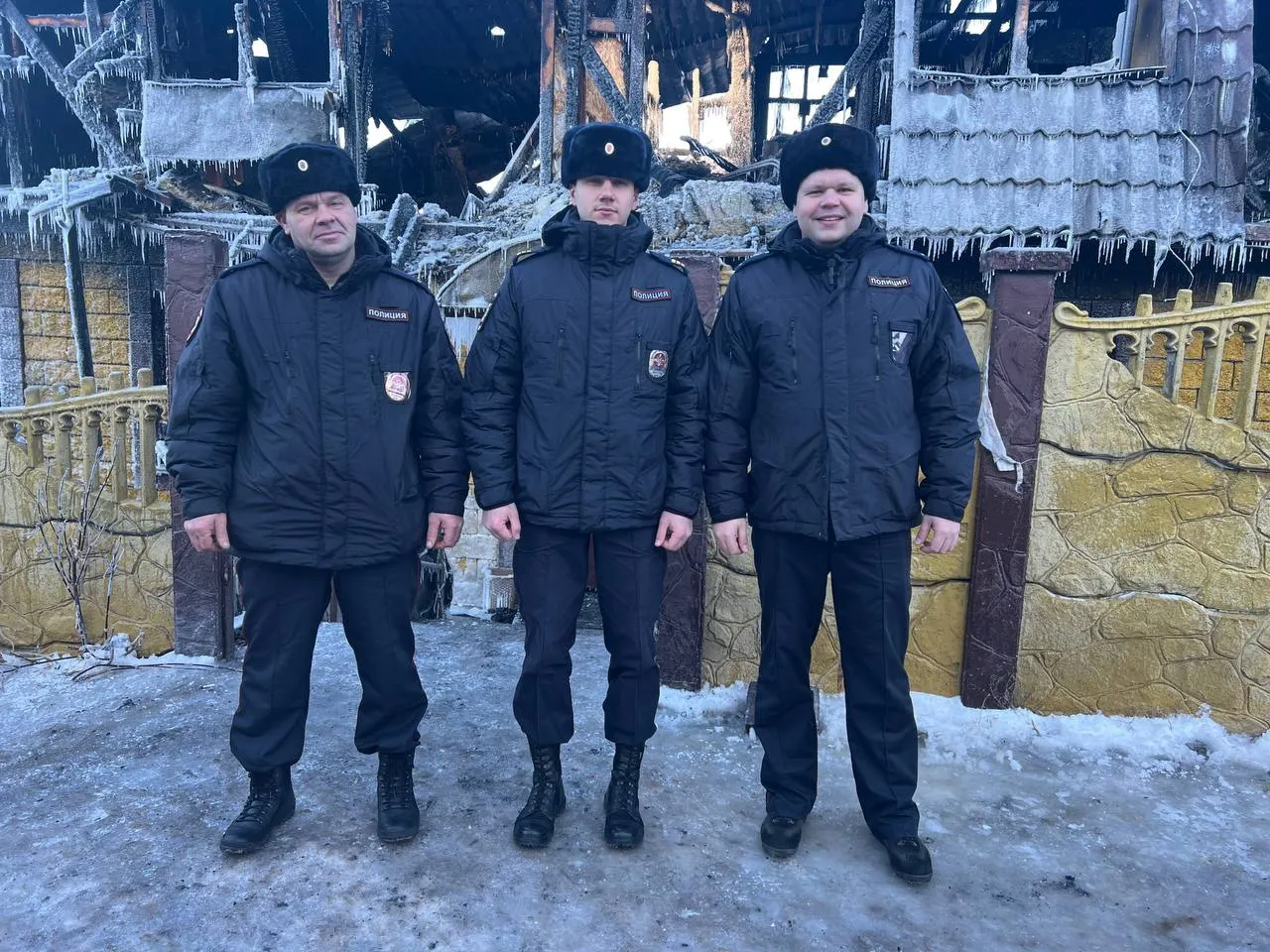 Полицейские помогли спастись из пожара четверым жителям Красноярска