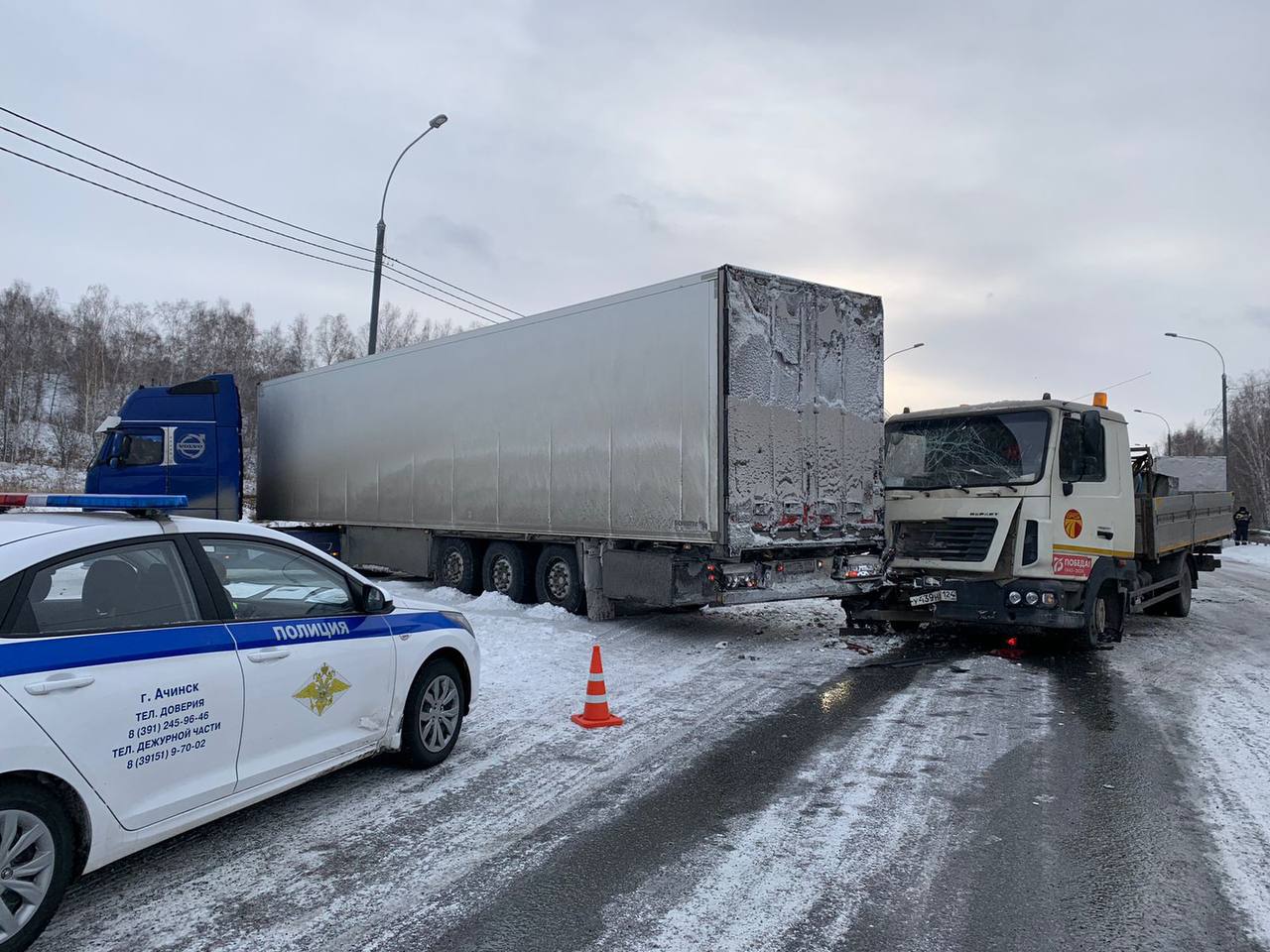 В Красноярском крае пострадал один пассажир при столкновении трех большегрузов