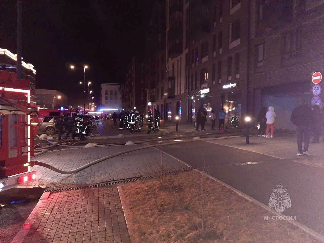 В Центре Красноярска на подземной парковке из-за поджога сгорело четыре автомобиля