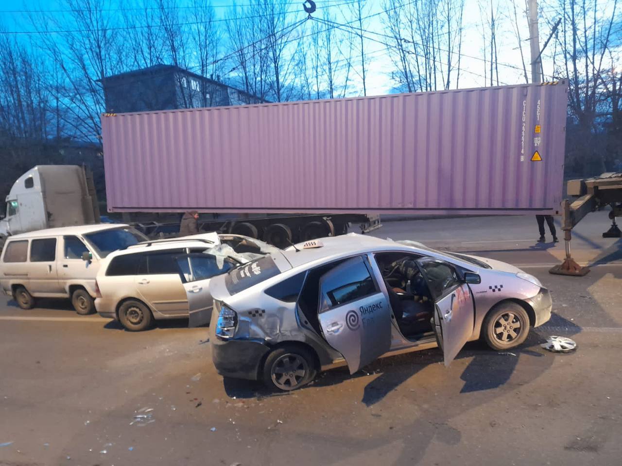 В Красноярске в ДТП на улице Калинина столкнулись 5 автомобилей