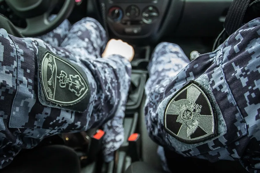 В Красноярске около школы в Покровском задержали мужчину с ножом