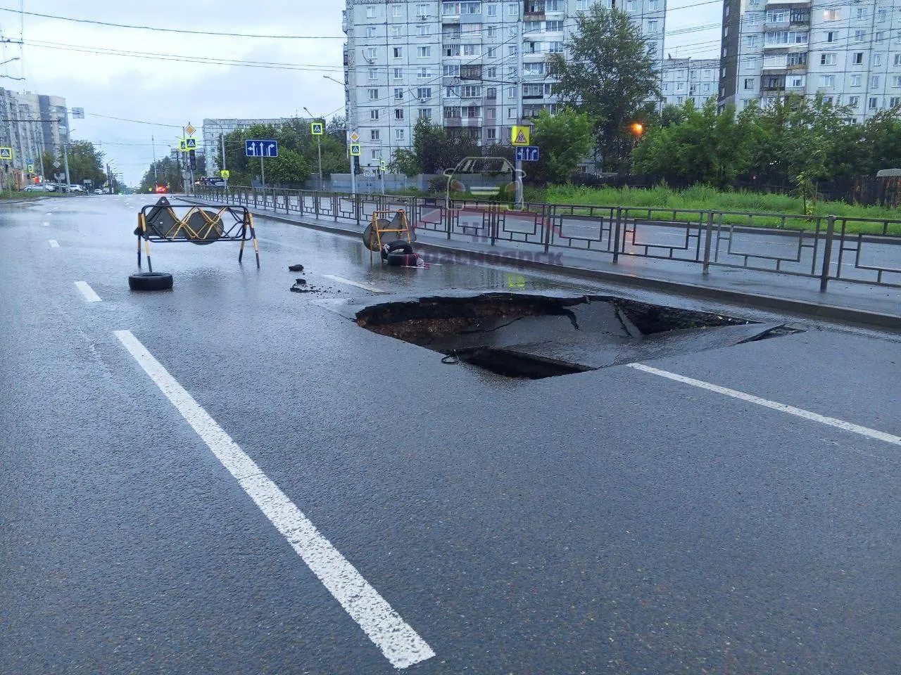 В Красноярске на улице Воронова дождевая вода размыла асфальт